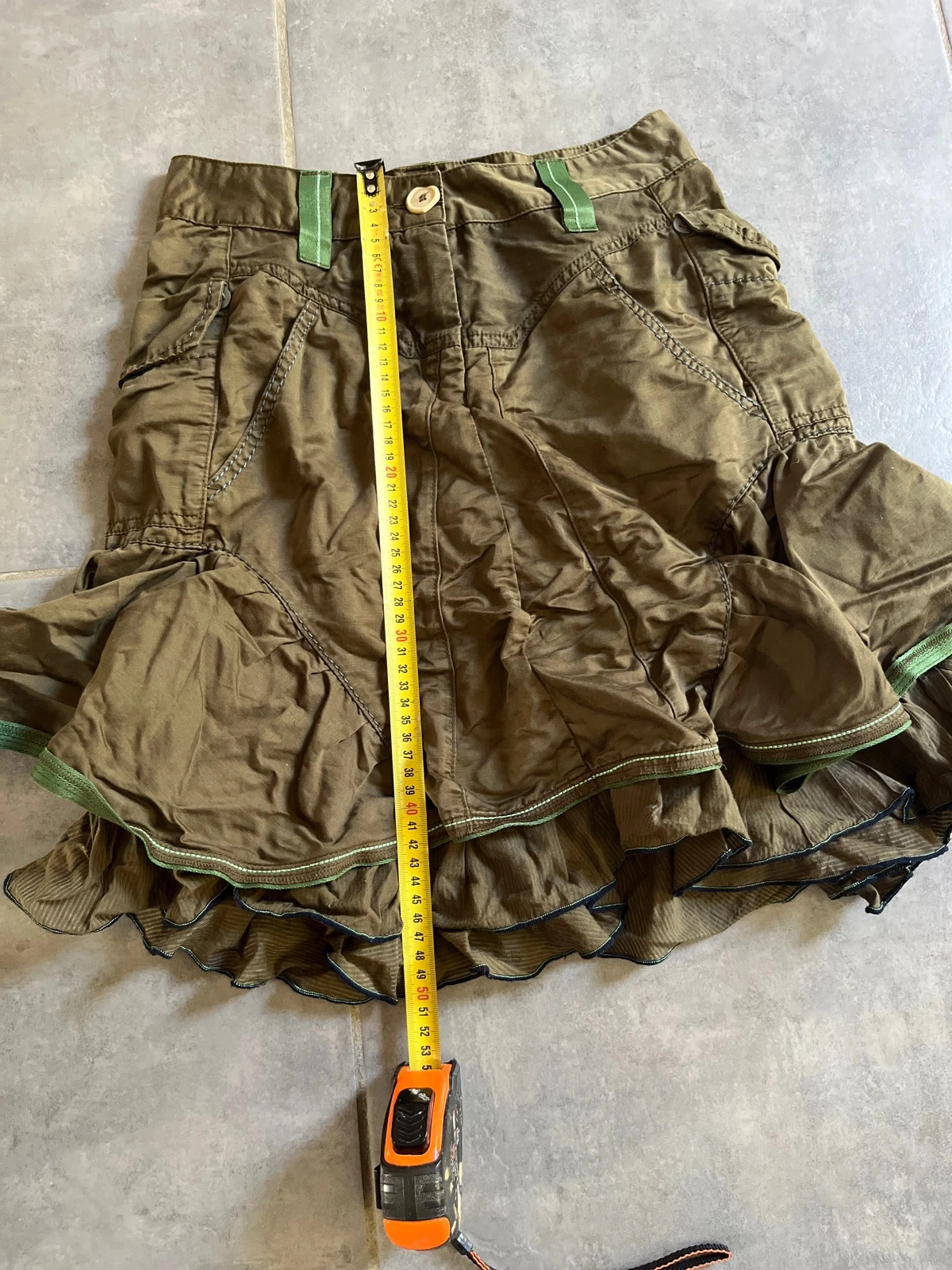 Cette jupe est doublée par un jupon qui dépasse légèrement
Elle est pleine de petits détails (poches, coutures)
Pas de taches, ni trous
Seuls les boutons sont abîmés
Taille indiquée 36 mais plutôt 35 cm( voir photo)
#vintage
#marithe Francois girbaud
#kaki
#annees80 10