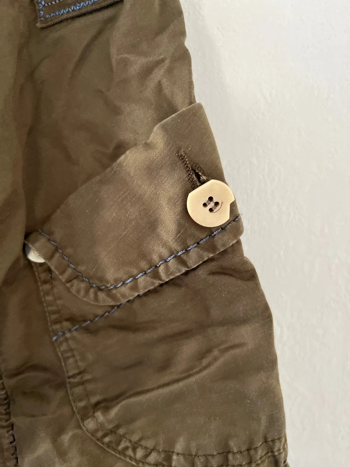 Cette jupe est doublée par un jupon qui dépasse légèrement
Elle est pleine de petits détails (poches, coutures)
Pas de taches, ni trous
Seuls les boutons sont abîmés
Taille indiquée 36 mais plutôt 35 cm( voir photo)
#vintage
#marithe Francois girbaud
#kaki
#annees80 5