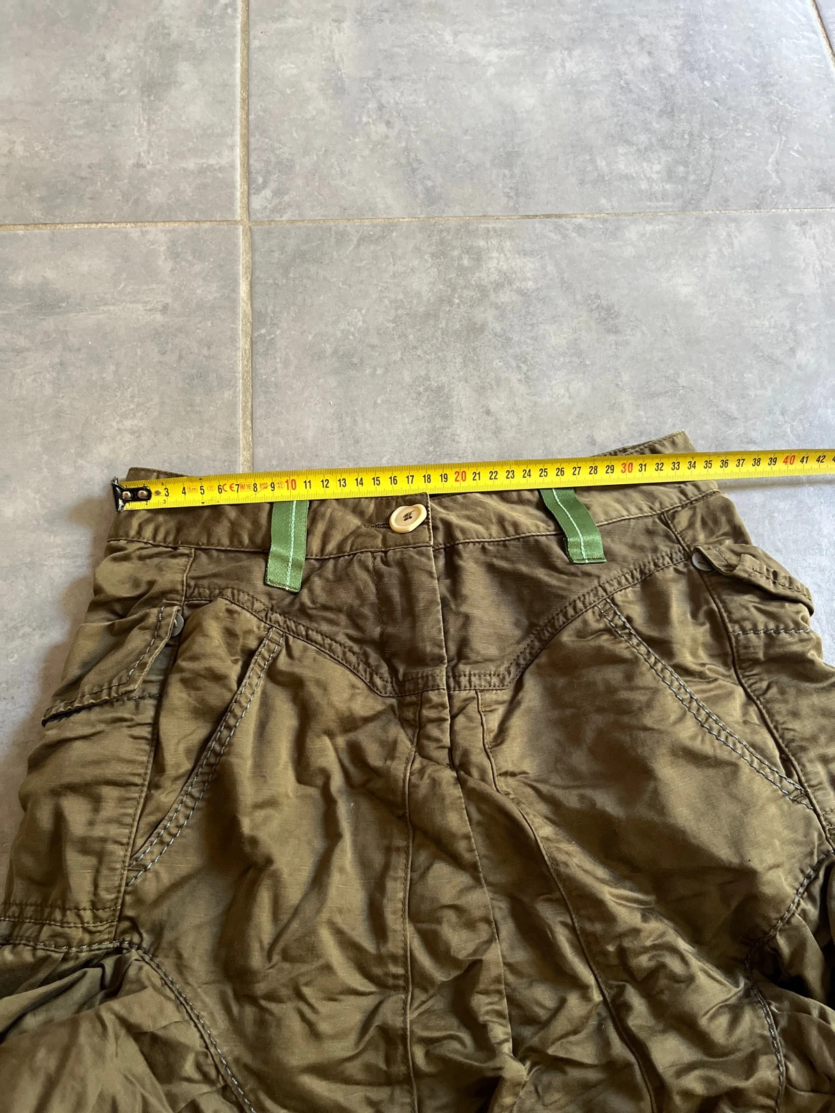 Cette jupe est doublée par un jupon qui dépasse légèrement
Elle est pleine de petits détails (poches, coutures)
Pas de taches, ni trous
Seuls les boutons sont abîmés
Taille indiquée 36 mais plutôt 35 cm( voir photo)
#vintage
#marithe Francois girbaud
#kaki
#annees80 11