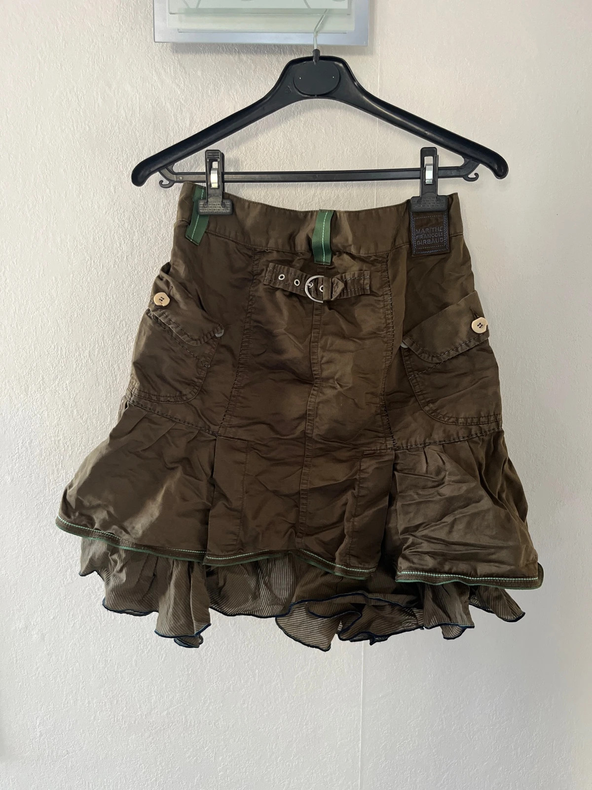 Cette jupe est doublée par un jupon qui dépasse légèrement
Elle est pleine de petits détails (poches, coutures)
Pas de taches, ni trous
Seuls les boutons sont abîmés
Taille indiquée 36 mais plutôt 35 cm( voir photo)
#vintage
#marithe Francois girbaud
#kaki
#annees80 3