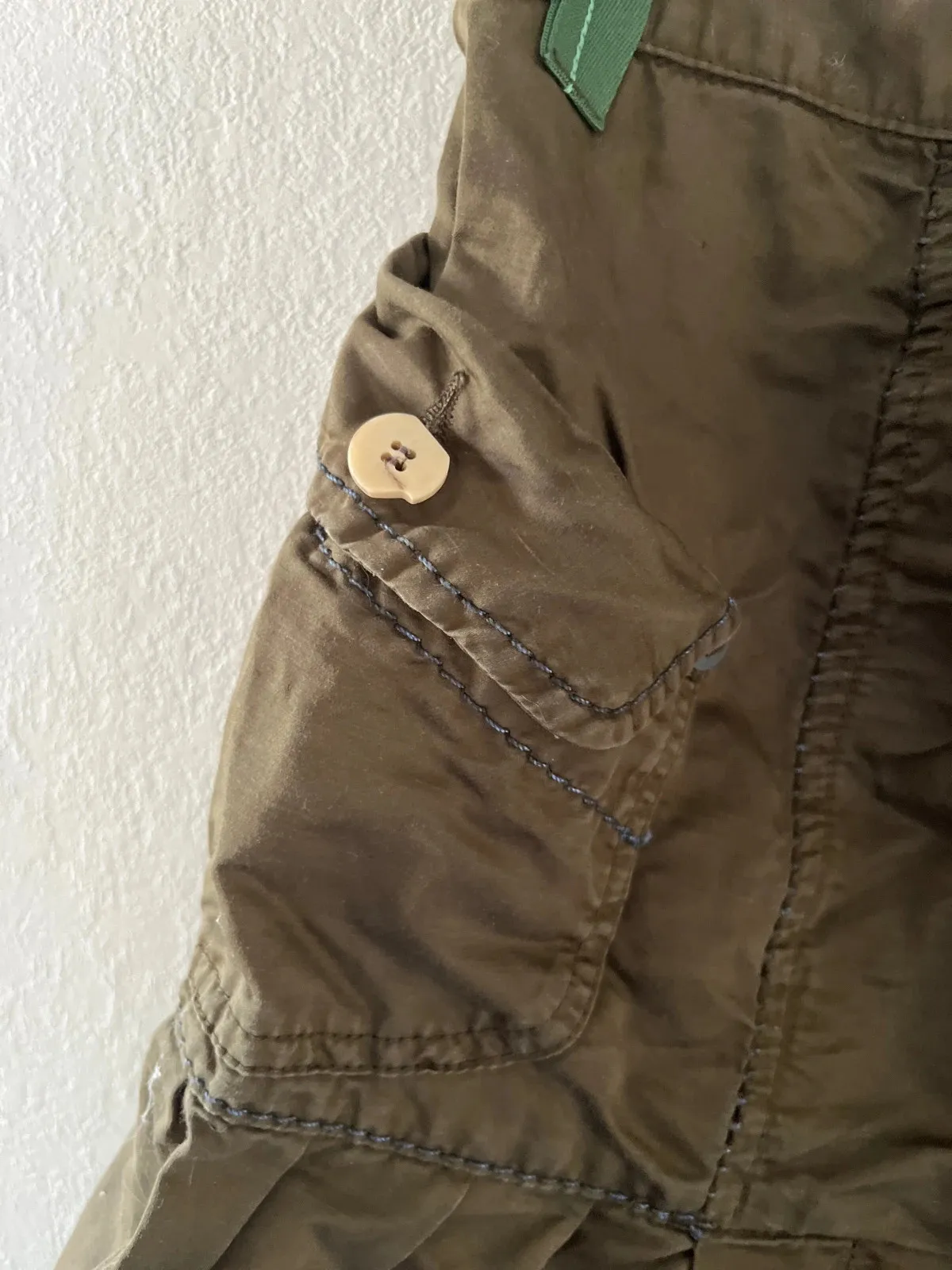 This skirt is lined with a petticoat that slightly shows at the hem.
Full of small details (pockets, seams).
No stains or holes — only the buttons are worn.
Labelled size 36 but closer to a 35 cm waist (see photo)
#vintage
#marithefrancoisgirbaud
#khaki
#80s 6