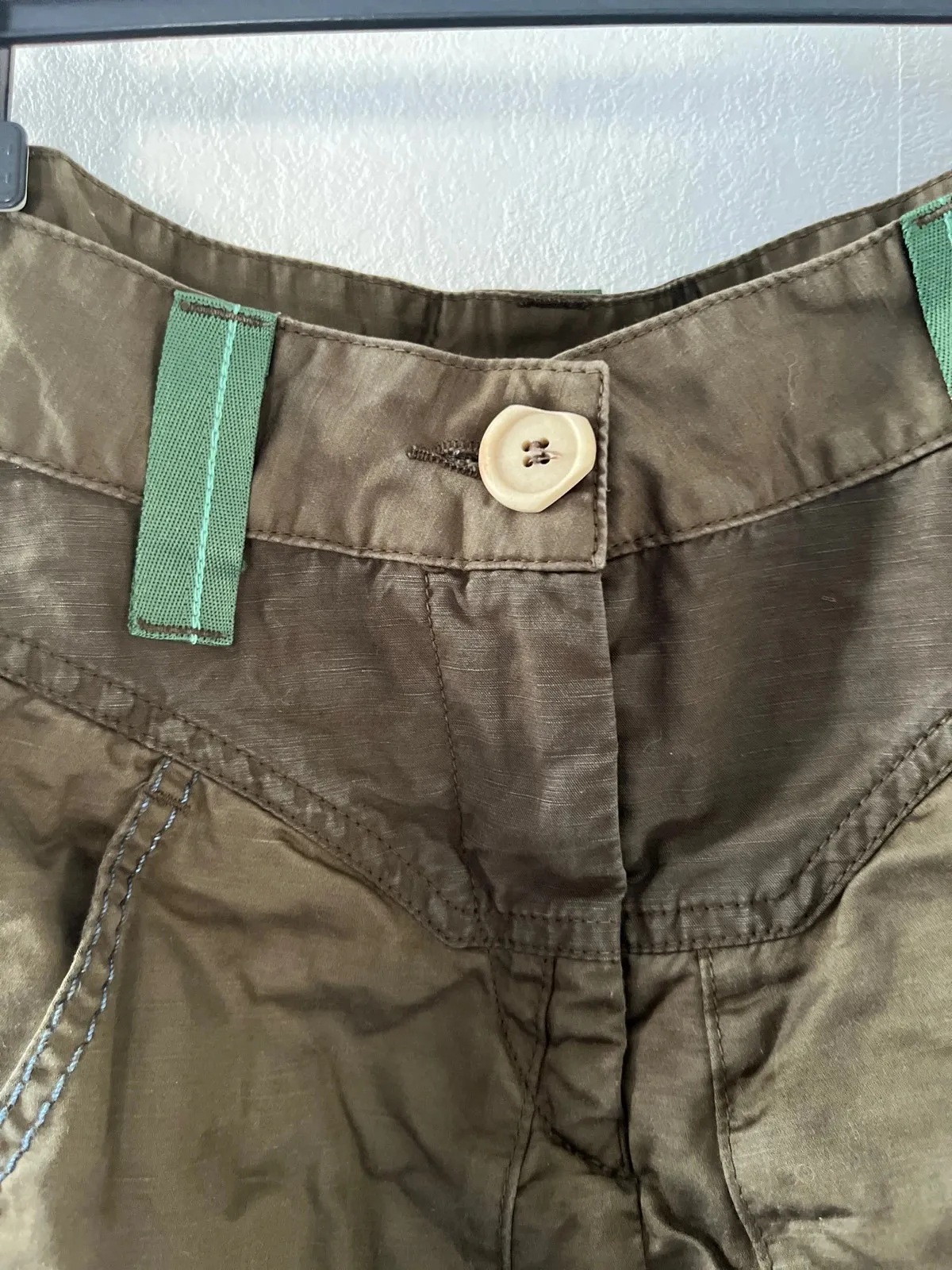 This skirt is lined with a petticoat that slightly shows at the hem.
Full of small details (pockets, seams).
No stains or holes — only the buttons are worn.
Labelled size 36 but closer to a 35 cm waist (see photo)
#vintage
#marithefrancoisgirbaud
#khaki
#80s 7