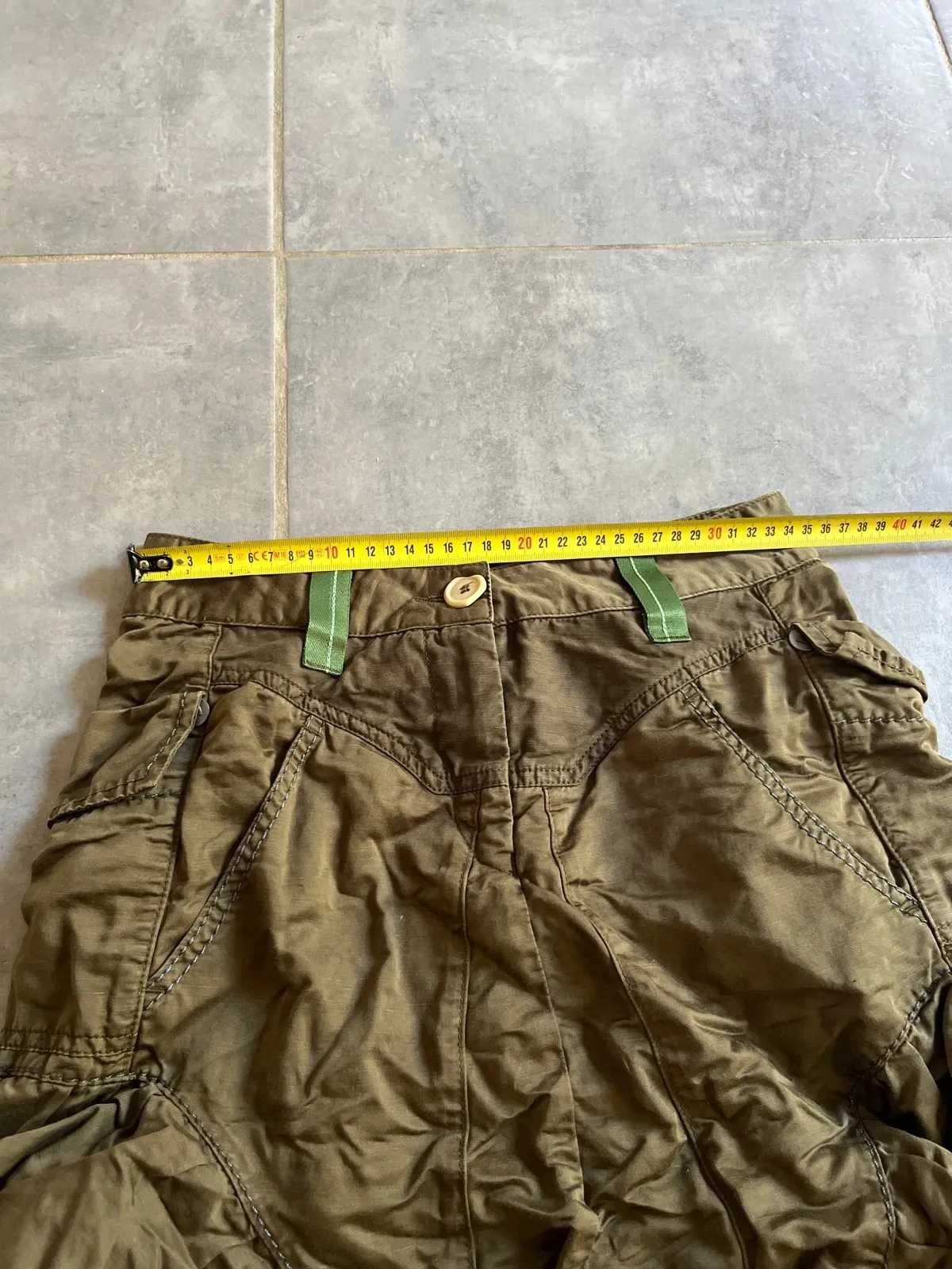 This skirt is lined with a petticoat that slightly shows at the hem.
Full of small details (pockets, seams).
No stains or holes — only the buttons are worn.
Labelled size 36 but closer to a 35 cm waist (see photo)
#vintage
#marithefrancoisgirbaud
#khaki
#80s 11