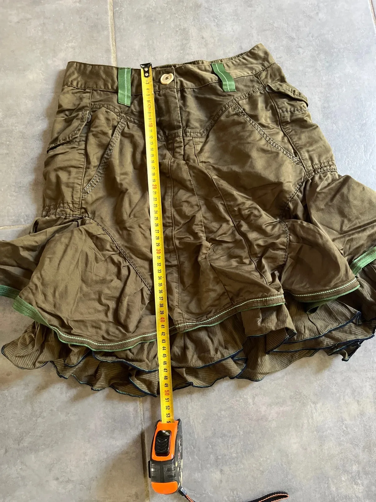 This skirt is lined with a petticoat that slightly shows at the hem.
Full of small details (pockets, seams).
No stains or holes — only the buttons are worn.
Labelled size 36 but closer to a 35 cm waist (see photo)
#vintage
#marithefrancoisgirbaud
#khaki
#80s 10