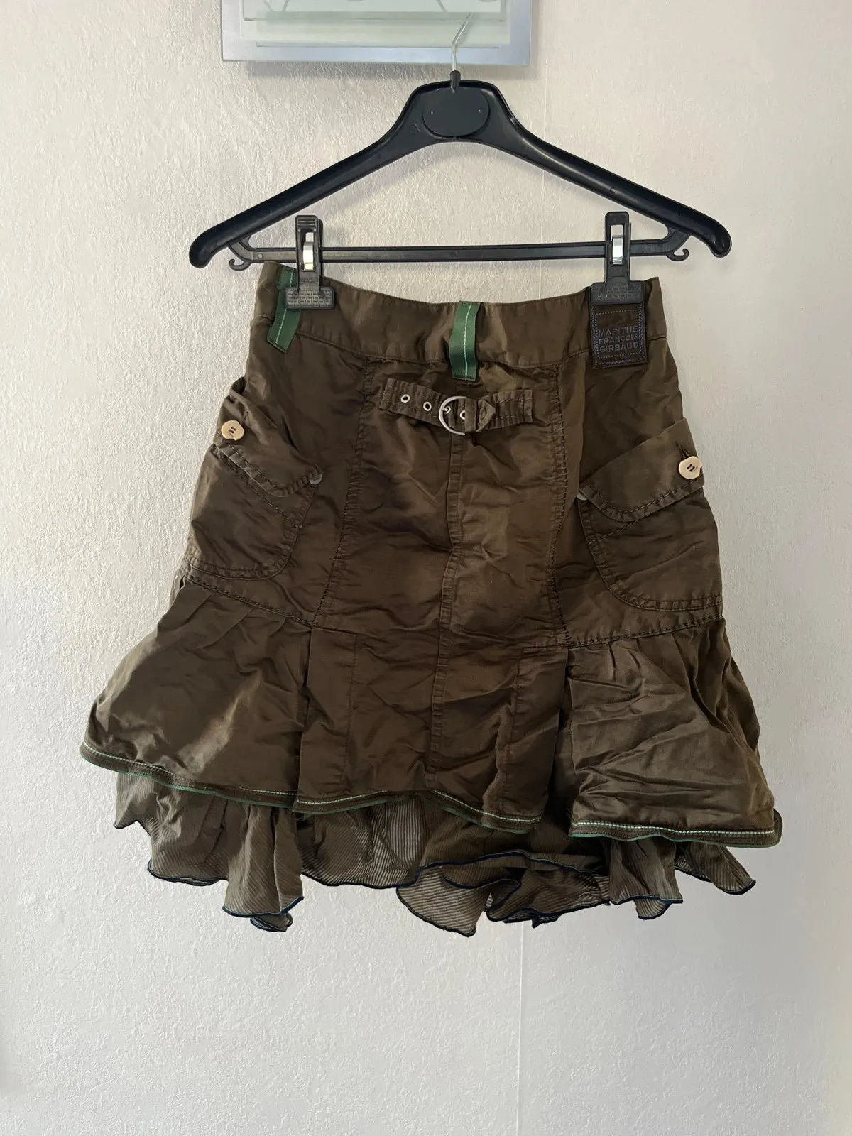 This skirt is lined with a petticoat that slightly shows at the hem.
Full of small details (pockets, seams).
No stains or holes — only the buttons are worn.
Labelled size 36 but closer to a 35 cm waist (see photo)
#vintage
#marithefrancoisgirbaud
#khaki
#80s 3