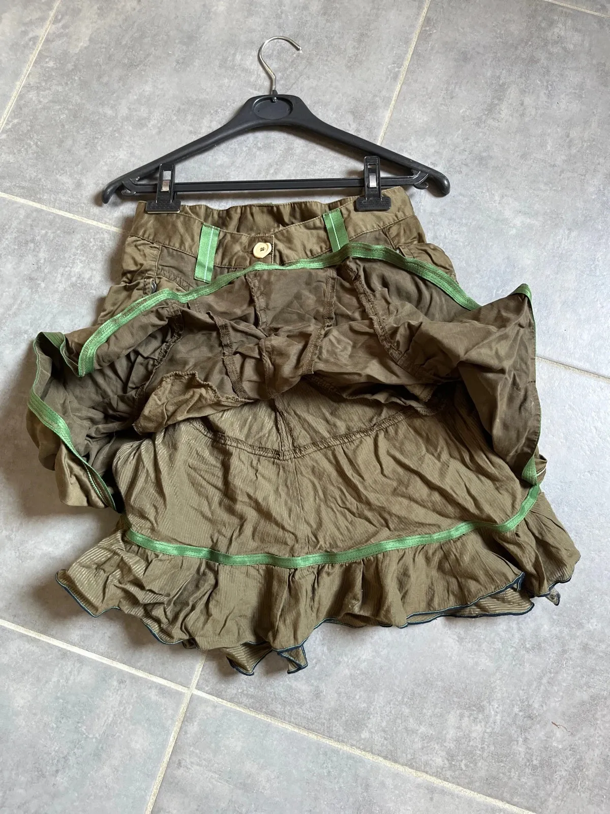 This skirt is lined with a petticoat that slightly shows at the hem.
Full of small details (pockets, seams).
No stains or holes — only the buttons are worn.
Labelled size 36 but closer to a 35 cm waist (see photo)
#vintage
#marithefrancoisgirbaud
#khaki
#80s 8