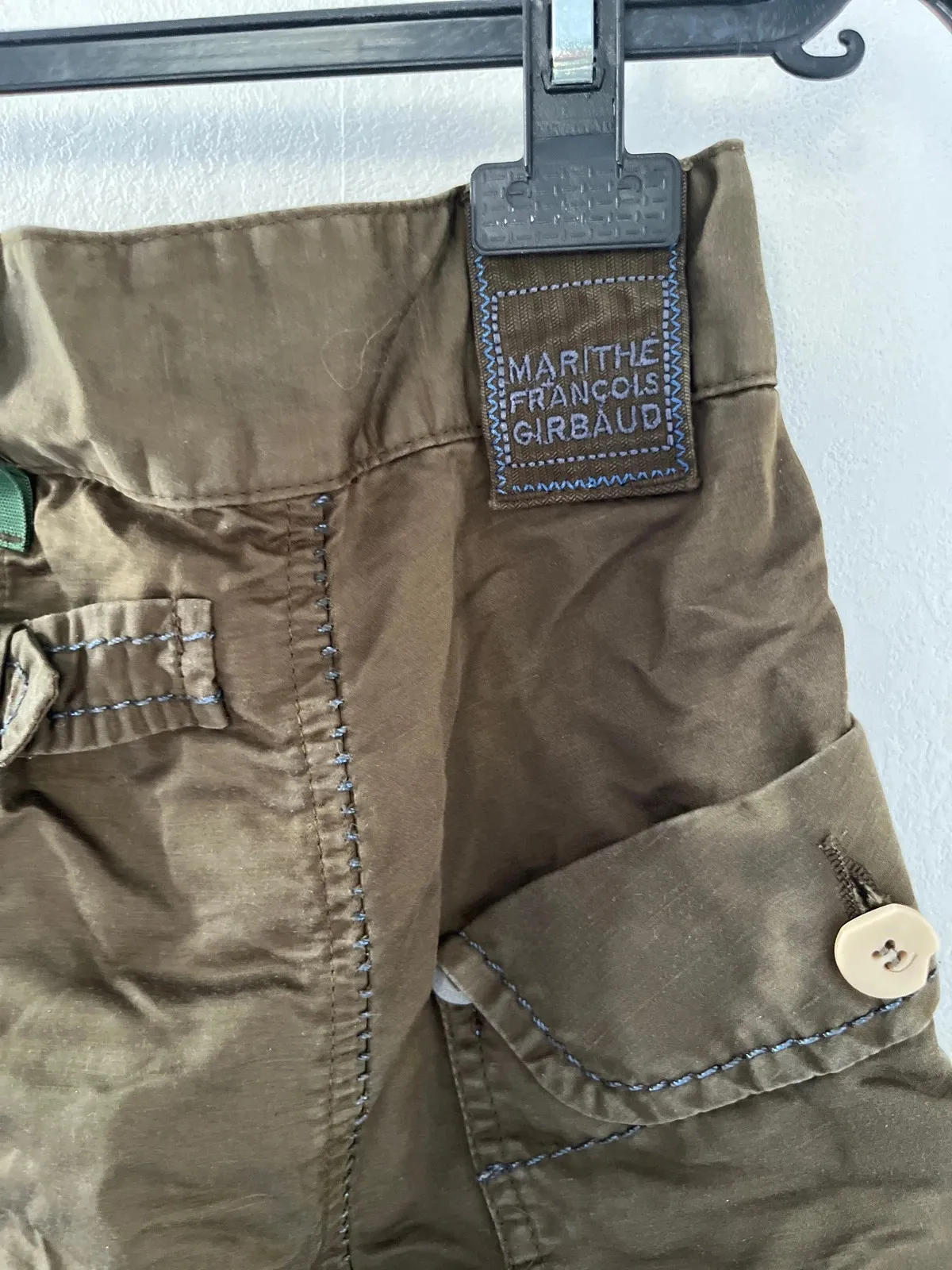This skirt is lined with a petticoat that slightly shows at the hem.
Full of small details (pockets, seams).
No stains or holes — only the buttons are worn.
Labelled size 36 but closer to a 35 cm waist (see photo)
#vintage
#marithefrancoisgirbaud
#khaki
#80s 4