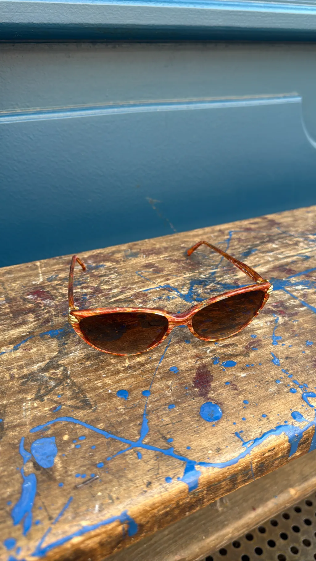 Lunettes de soleil vintage Yves Saint Laurent avec monture écaille de tortue marron et détails dorés, fabriquées en France.