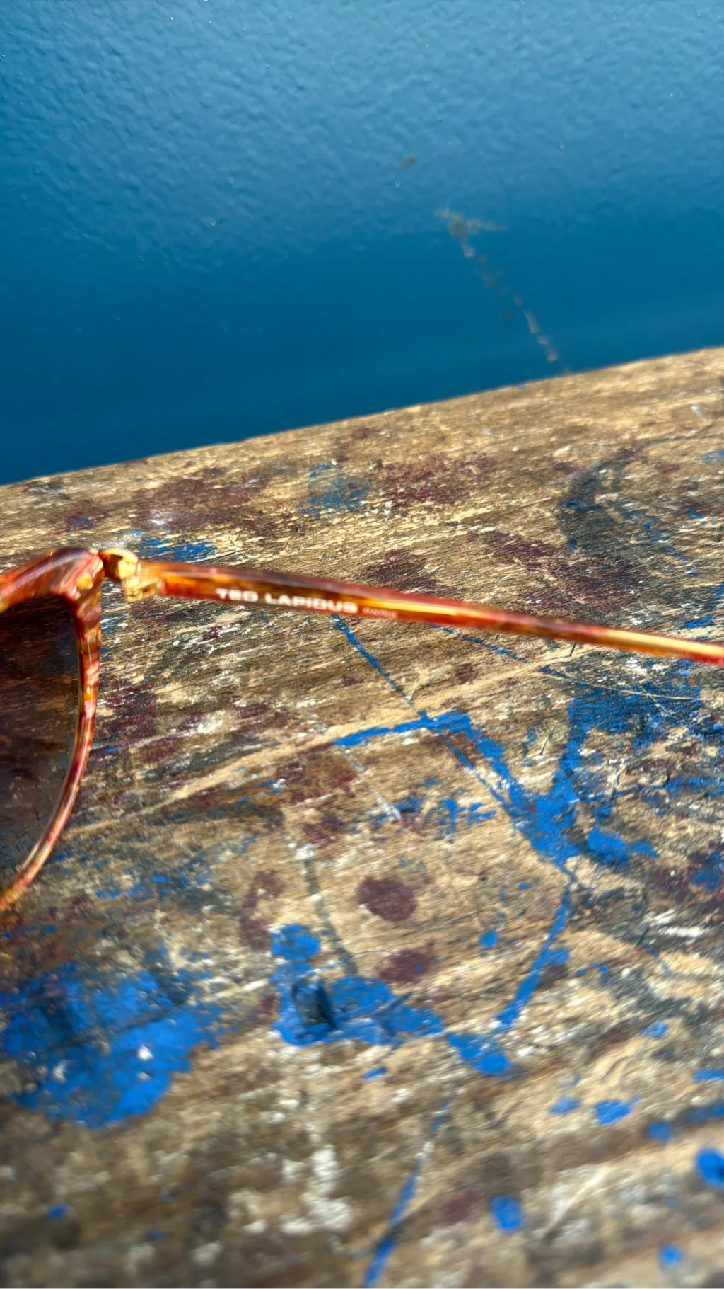 Lunettes de soleil vintage Yves Saint Laurent avec monture écaille de tortue marron et détails dorés, fabriquées en France. 3
