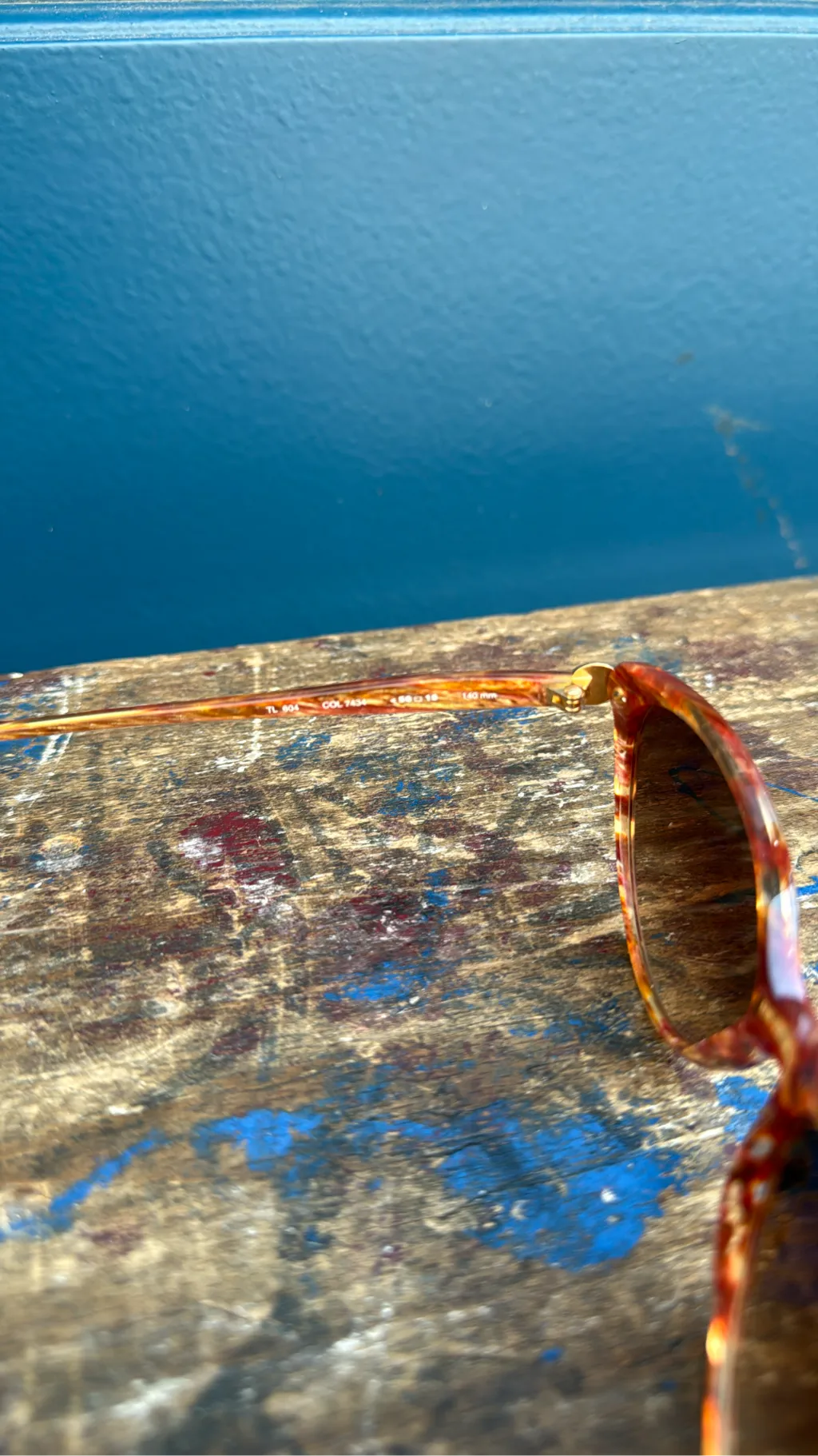 Lunettes de soleil vintage Yves Saint Laurent avec monture écaille de tortue marron et détails dorés, fabriquées en France. 4