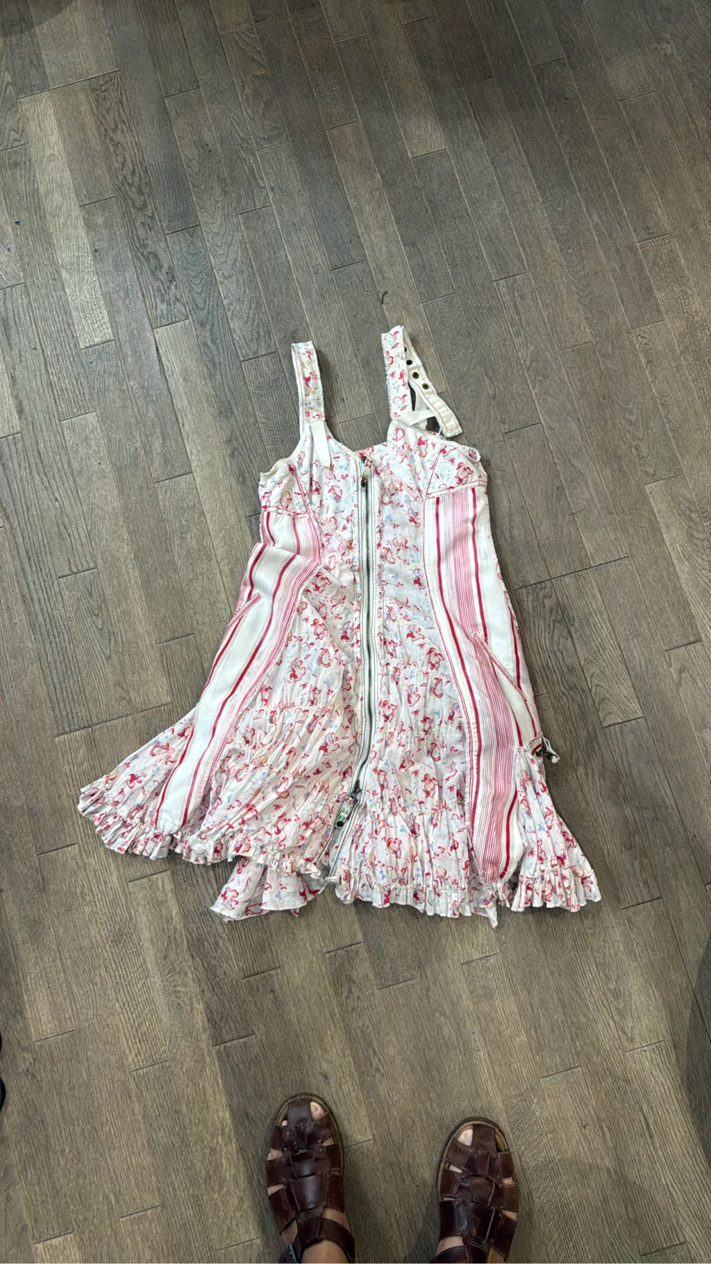 Robe d'été à bretelles avec un imprimé floral rouge et des rayures, dotée d'une fermeture éclair sur le devant et d'un ourlet à volants.