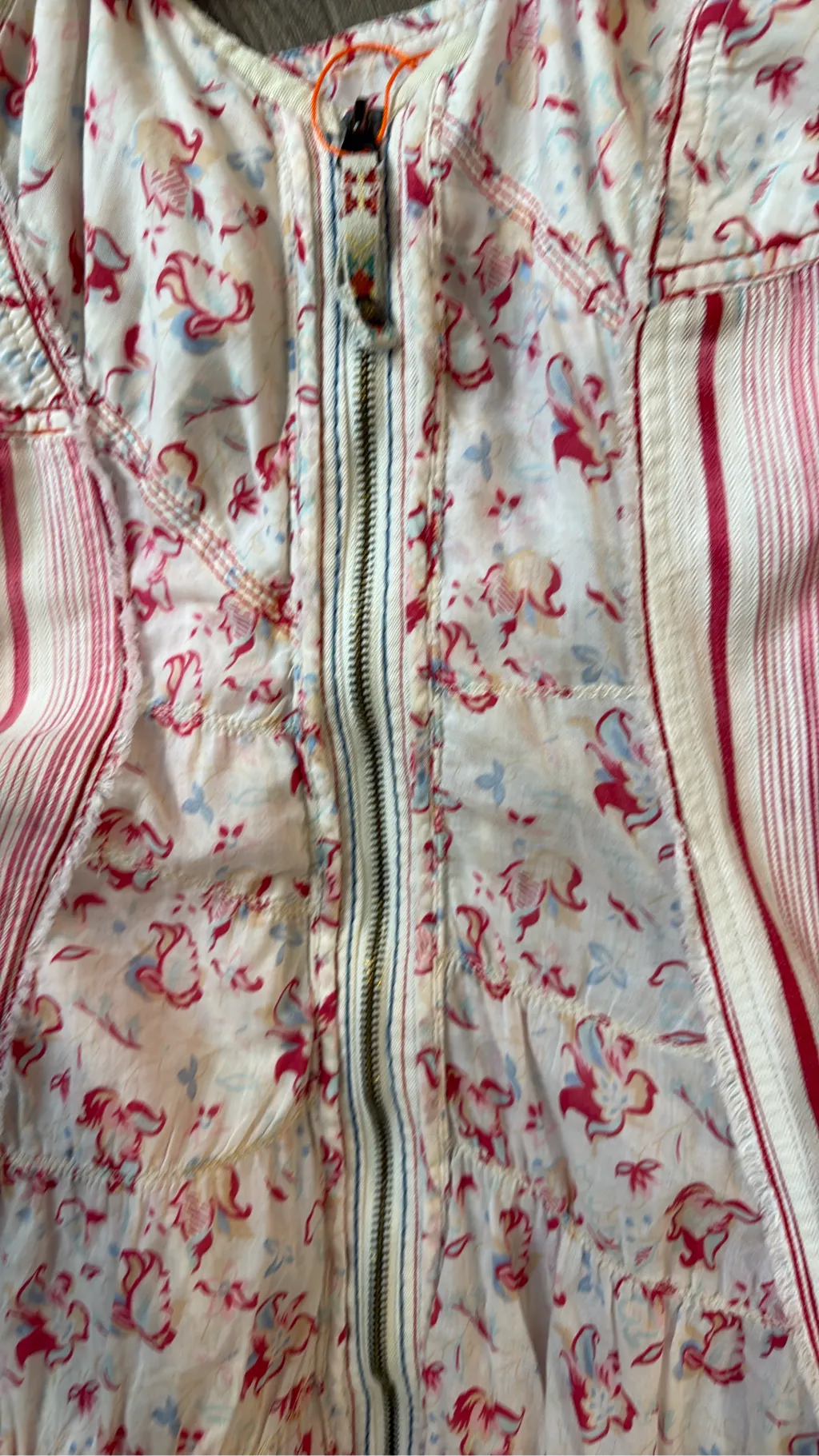 Robe d'été à bretelles avec un imprimé floral rouge et des rayures, dotée d'une fermeture éclair sur le devant et d'un ourlet à volants. 2