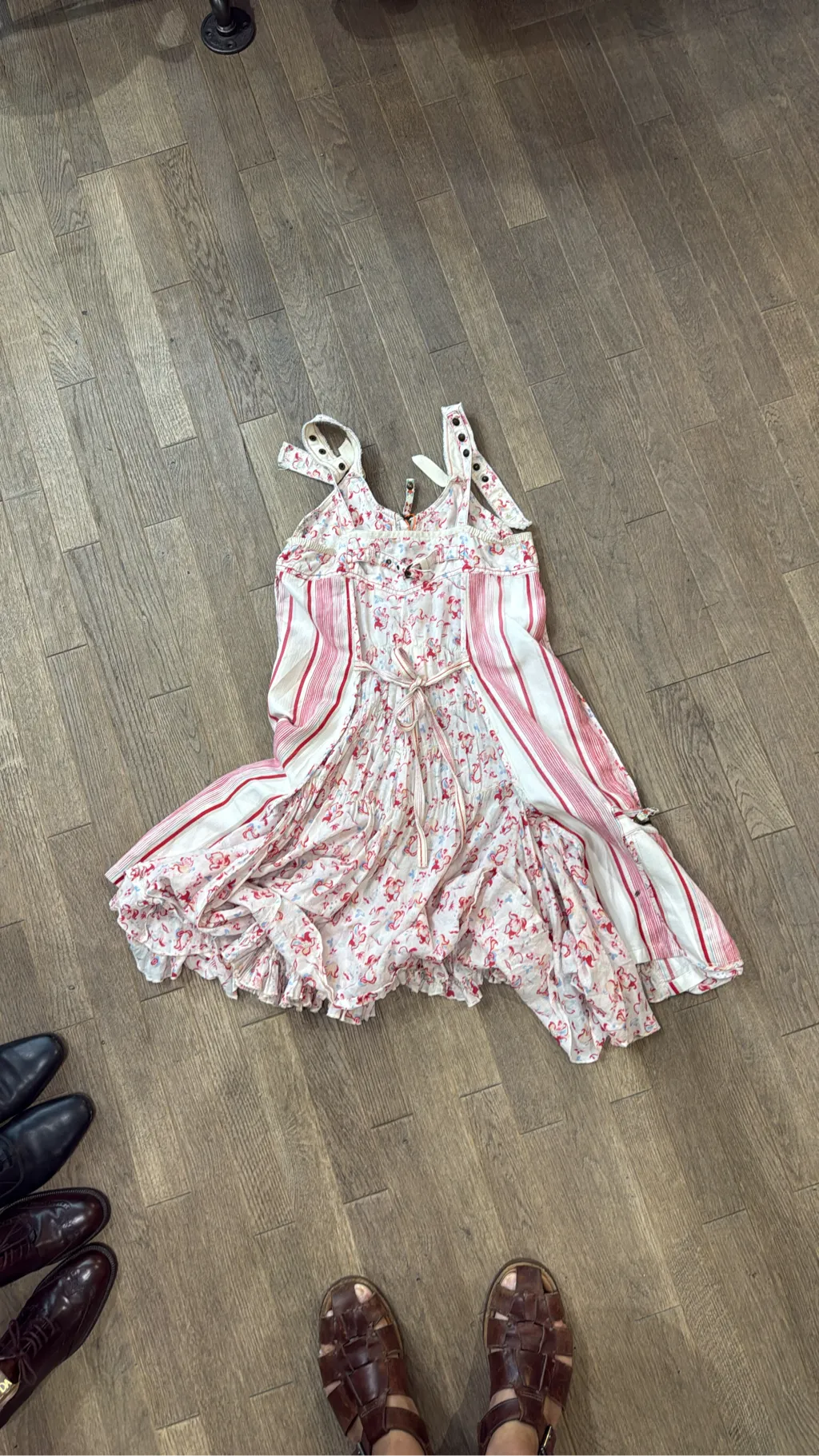 Robe d'été à bretelles avec un imprimé floral rouge et des rayures, dotée d'une fermeture éclair sur le devant et d'un ourlet à volants. 3