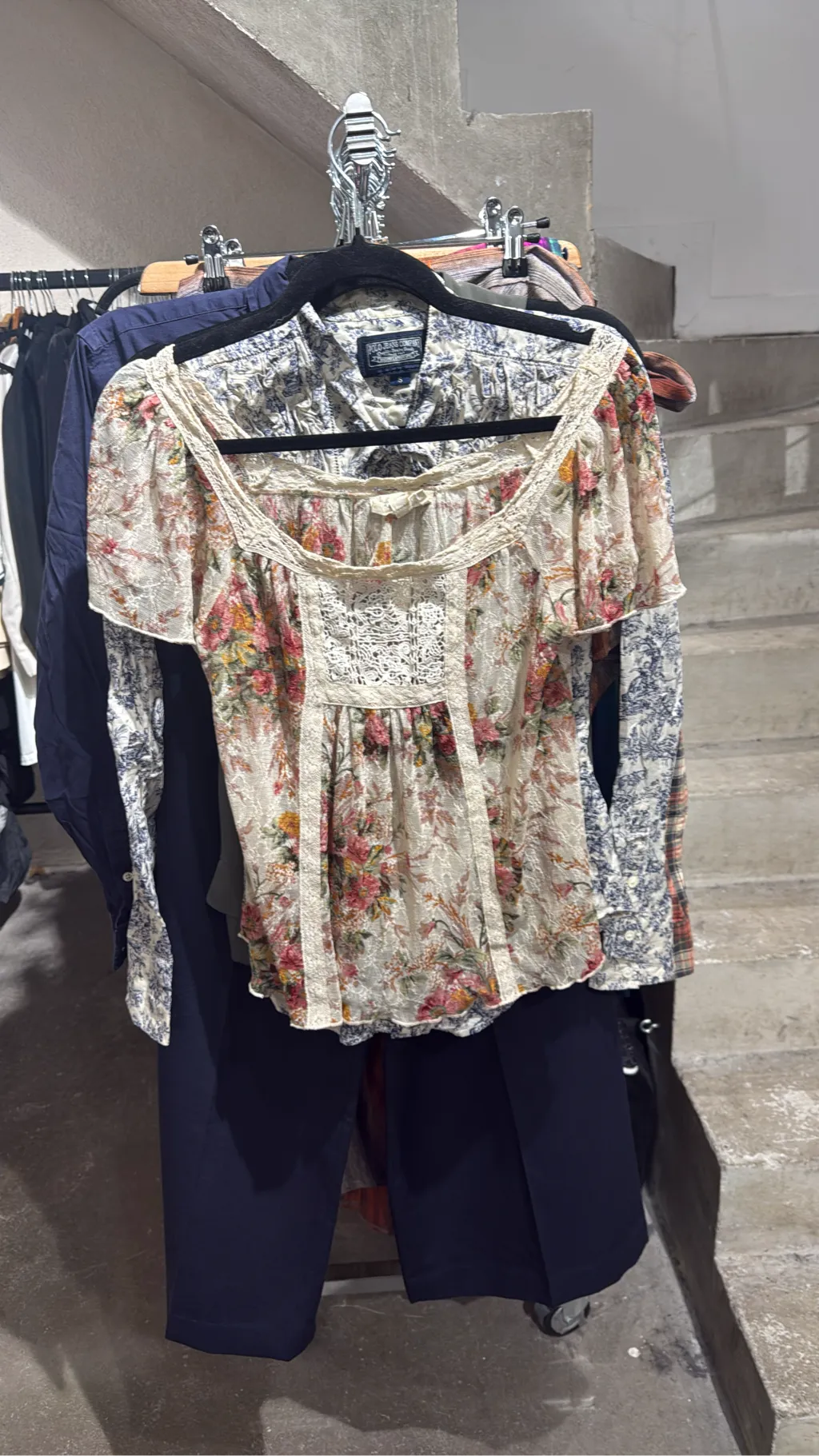 Blouse femme Denim & Supply Ralph Lauren à imprimé floral multicolore avec détails en dentelle et manches courtes.