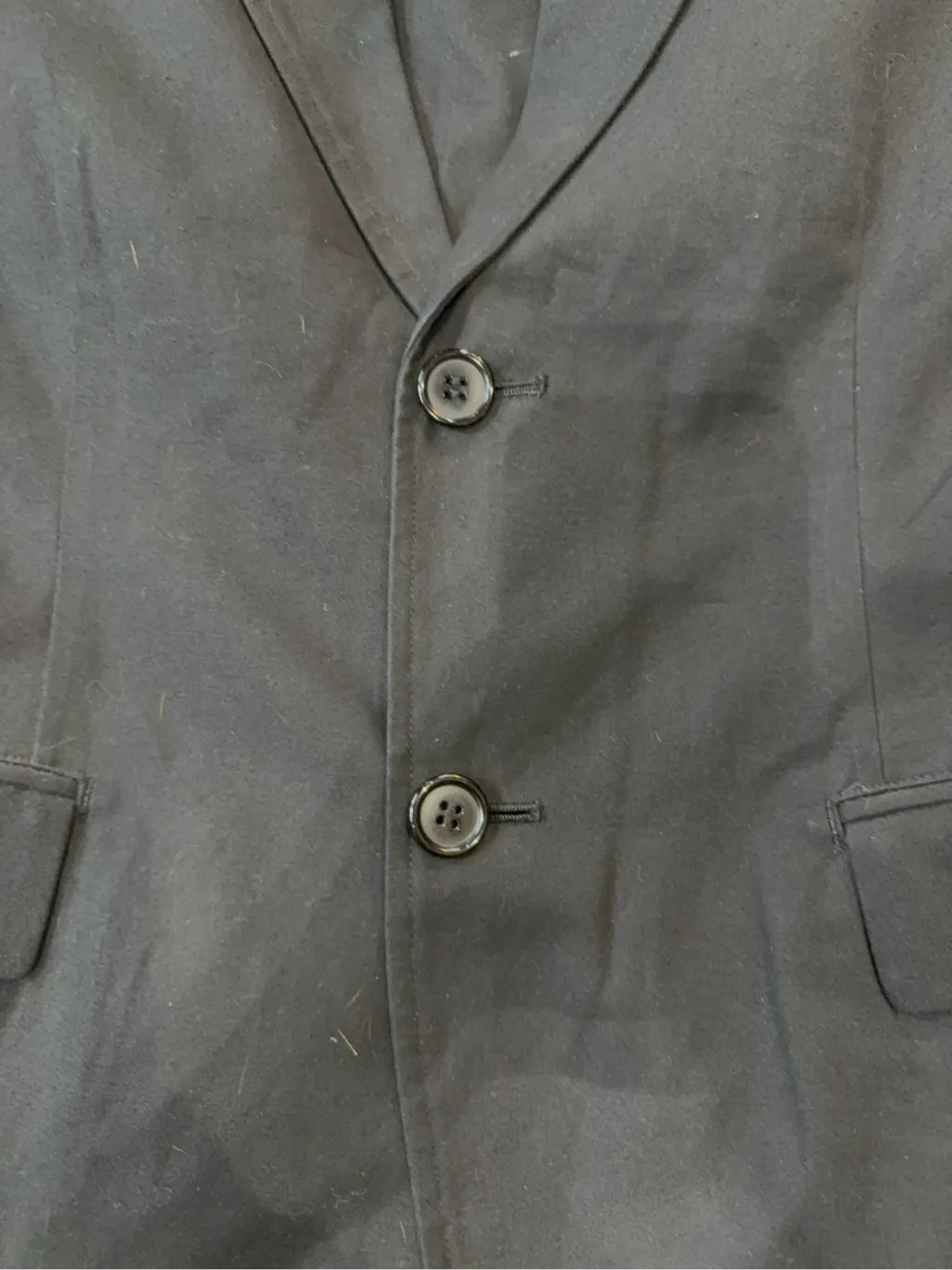 Blazer noir en coton avec fermeture à deux boutons et détail de cordon de serrage à l'arrière. 3