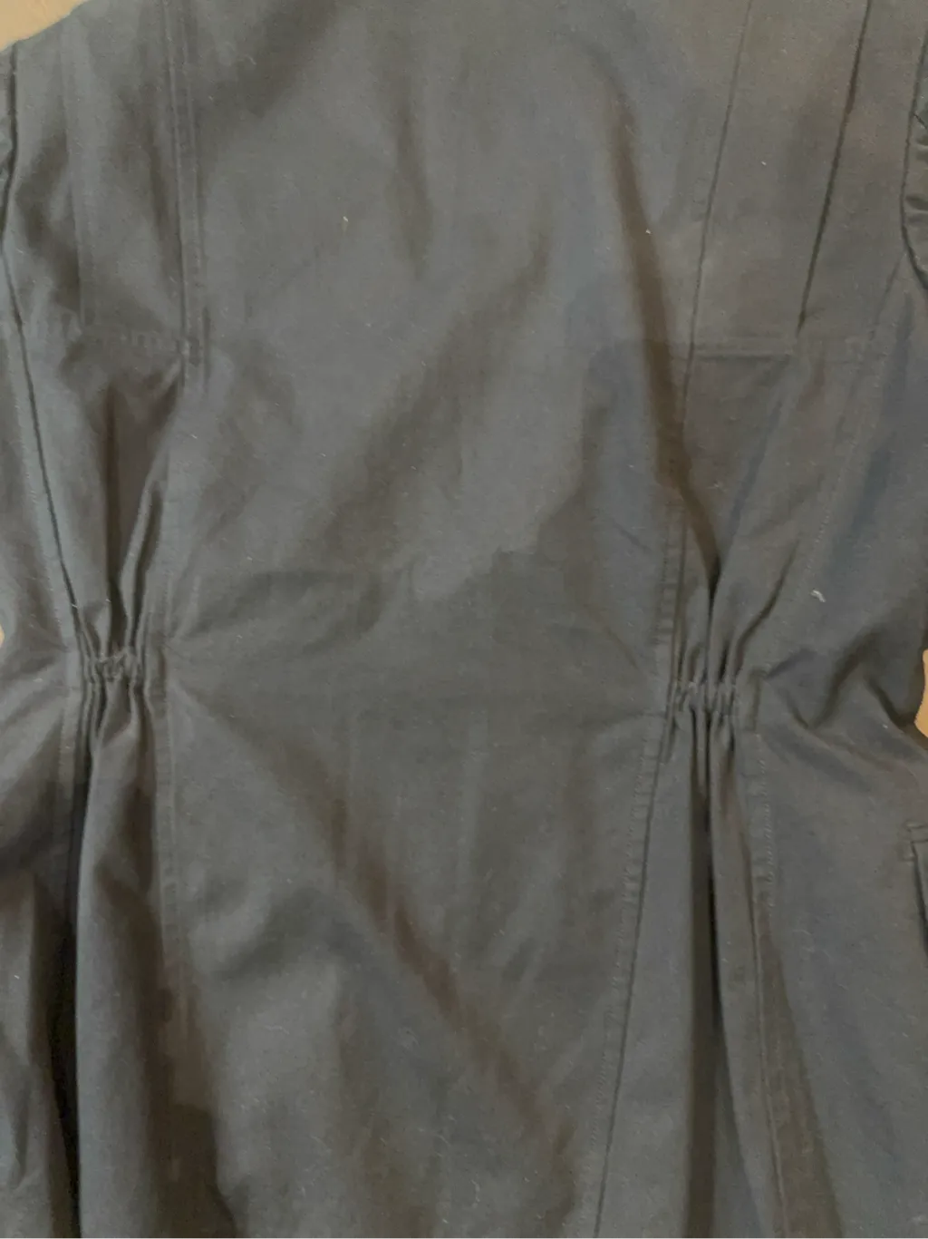 Blazer noir en coton avec fermeture à deux boutons et détail de cordon de serrage à l'arrière. 4
