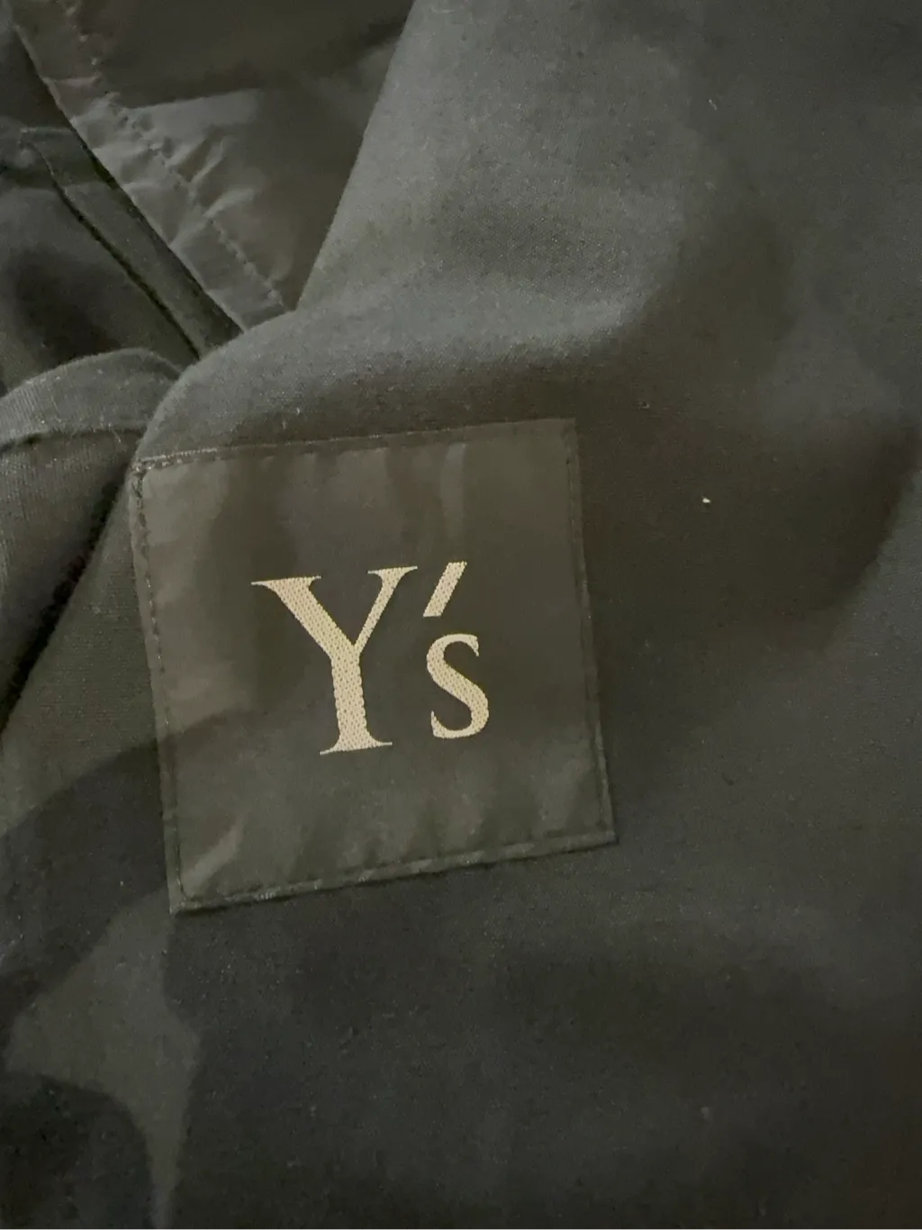 Blazer noir en coton avec fermeture à deux boutons et détail de cordon de serrage à l'arrière. 5