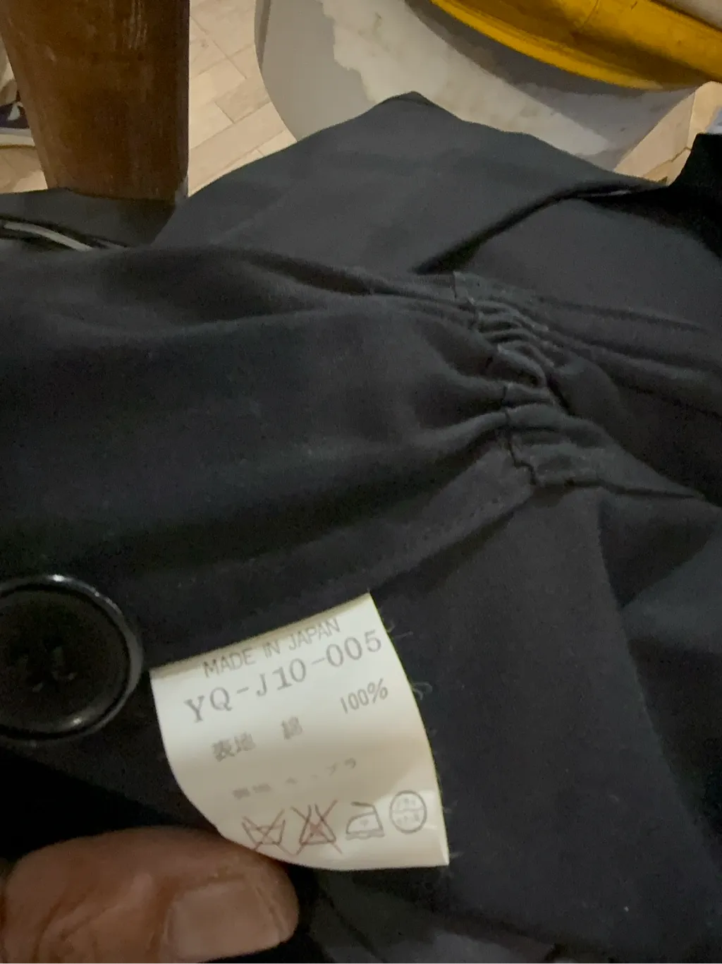 Blazer noir en coton avec fermeture à deux boutons et détail de cordon de serrage à l'arrière. 6