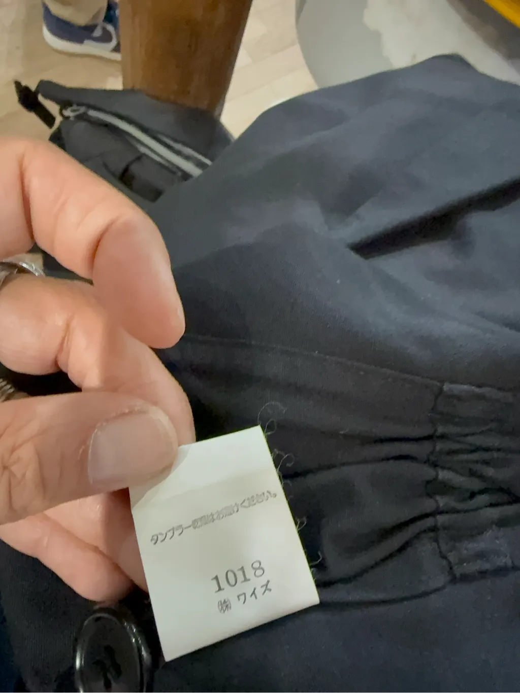 Blazer noir en coton avec fermeture à deux boutons et détail de cordon de serrage à l'arrière. 7