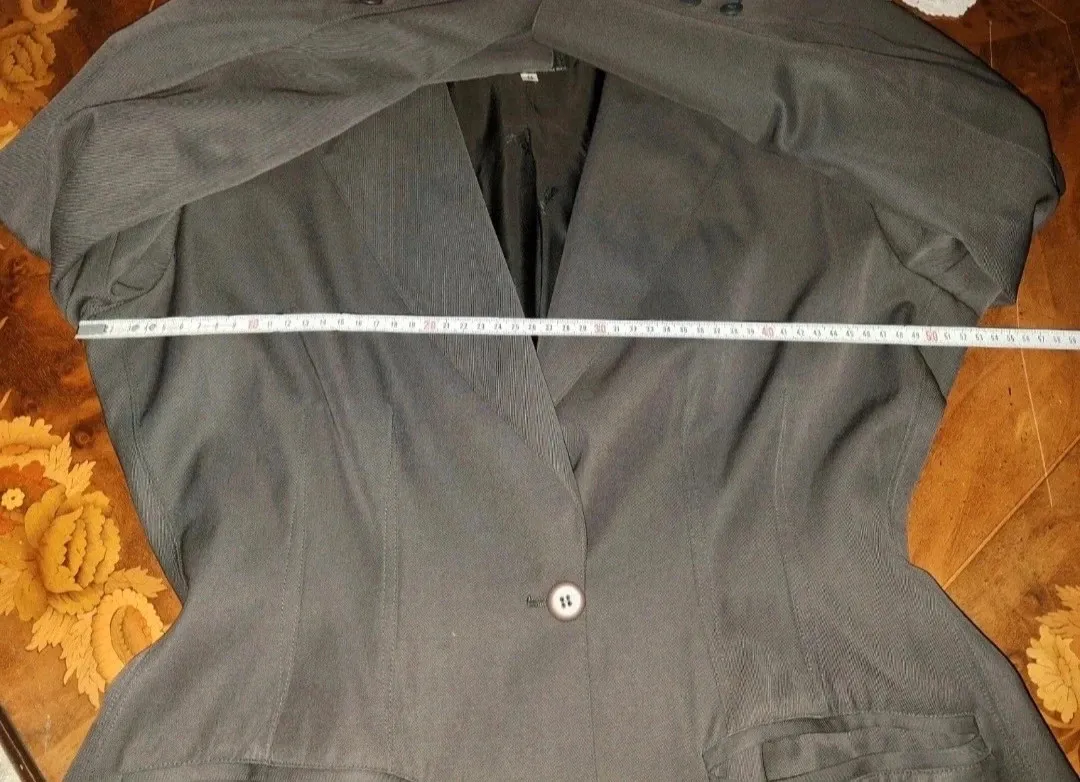 Claude Montana coat in charcoal, vintage piece signed by the French designer known for his architectural style. Good condition. Size L (40). 12