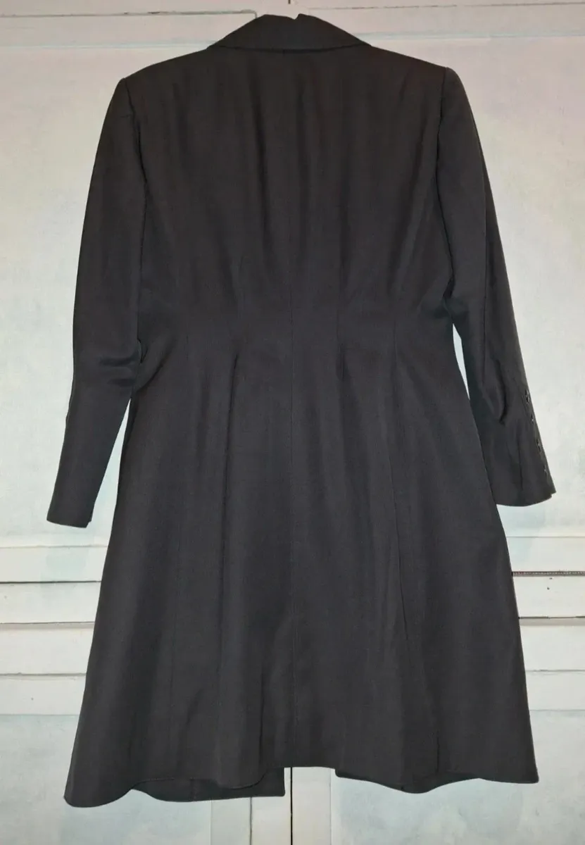 Claude Montana coat in charcoal, vintage piece signed by the French designer known for his architectural style. Good condition. Size L (40). 7