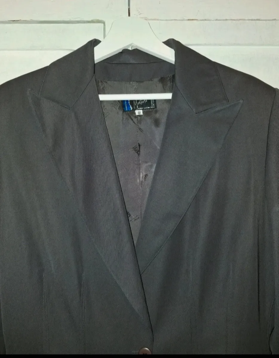 Claude Montana coat in charcoal, vintage piece signed by the French designer known for his architectural style. Good condition. Size L (40). 3