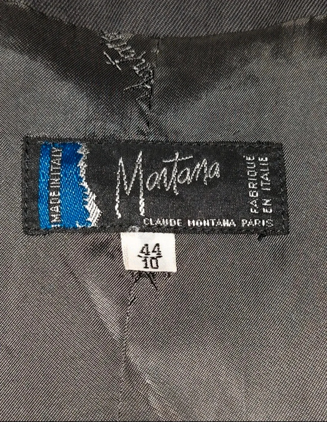 Claude Montana coat in charcoal, vintage piece signed by the French designer known for his architectural style. Good condition. Size L (40). 7