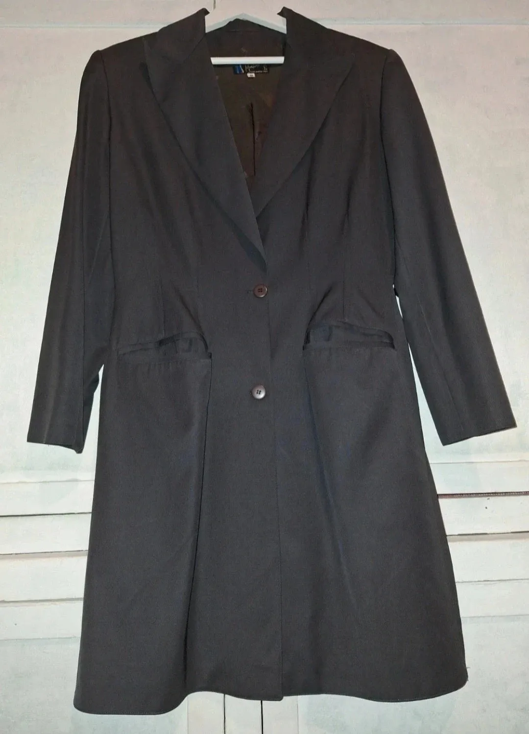 Claude Montana coat in charcoal, vintage piece signed by the French designer known for his architectural style. Good condition. Size L (40). 4