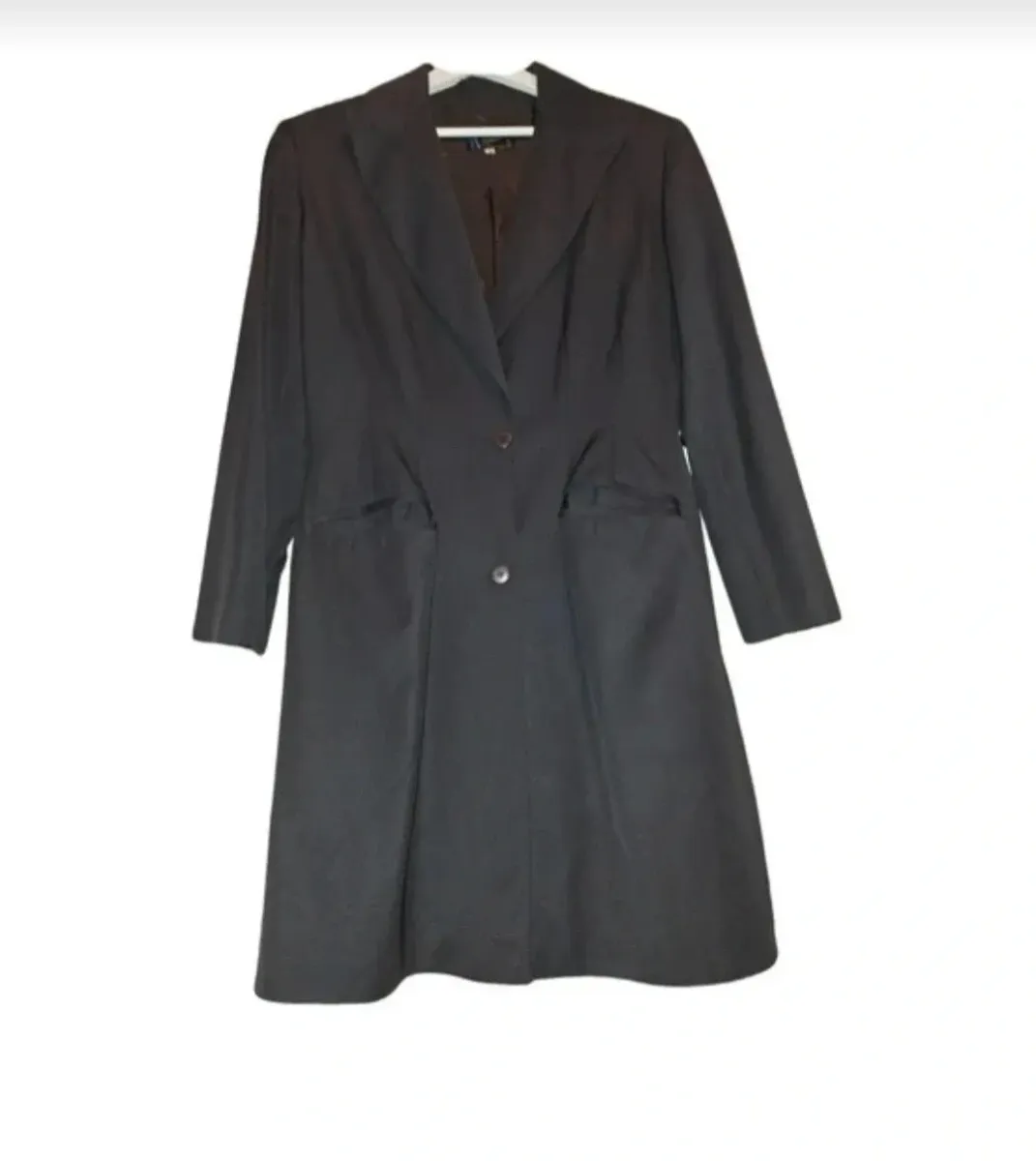 Manteau Claude Montana en anthracite, pièce vintage signée du créateur français au style architectural. Bon état. Taille L (40).