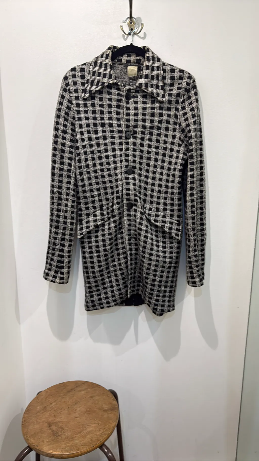 Blazer en maille à carreaux noir et écru pour homme.