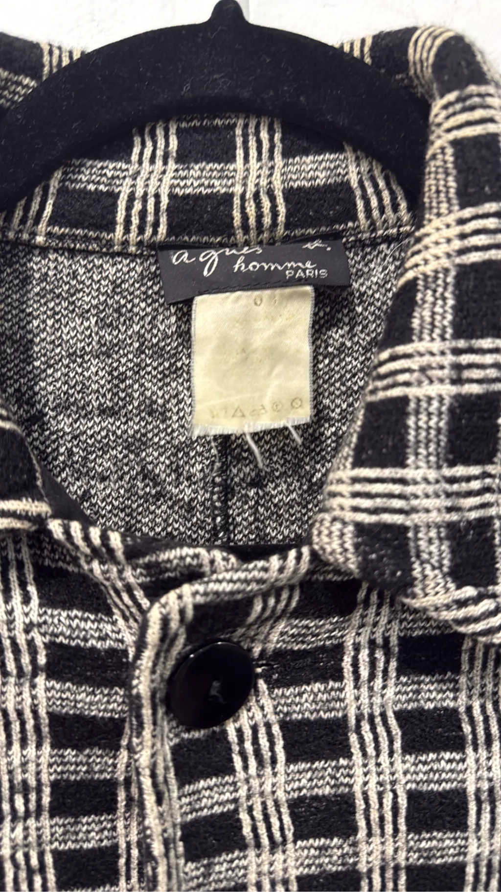 Blazer en maille à carreaux noir et écru pour homme. 3