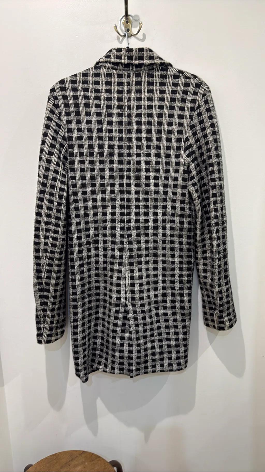 Blazer en maille à carreaux noir et écru pour homme. 4