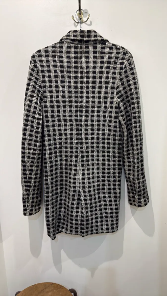 Blazer en maille à carreaux noir et écru pour homme. 4
