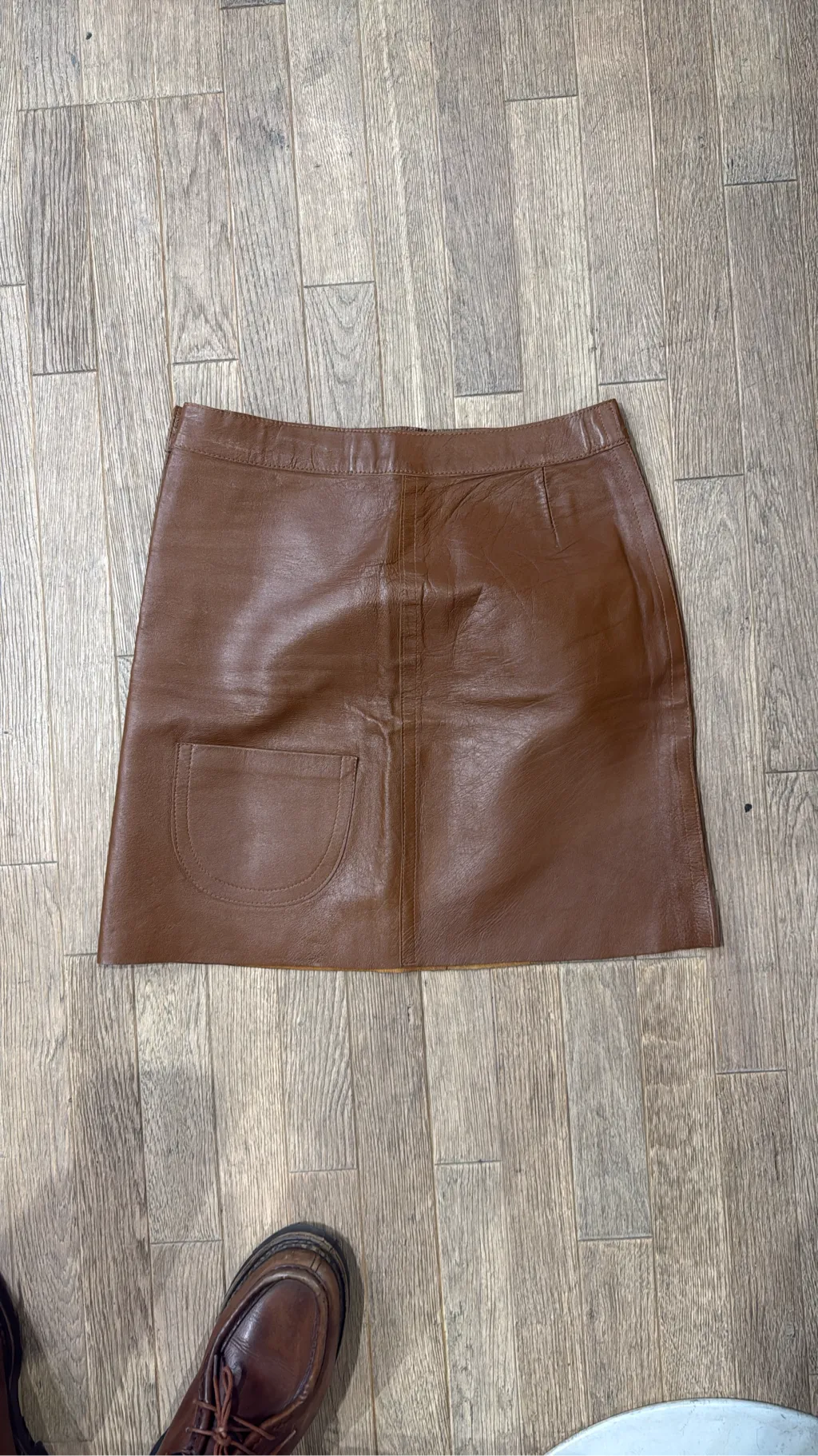 Mini-jupe en cuir marron avec une poche plaquée et des boutons décoratifs sur le côté. 4