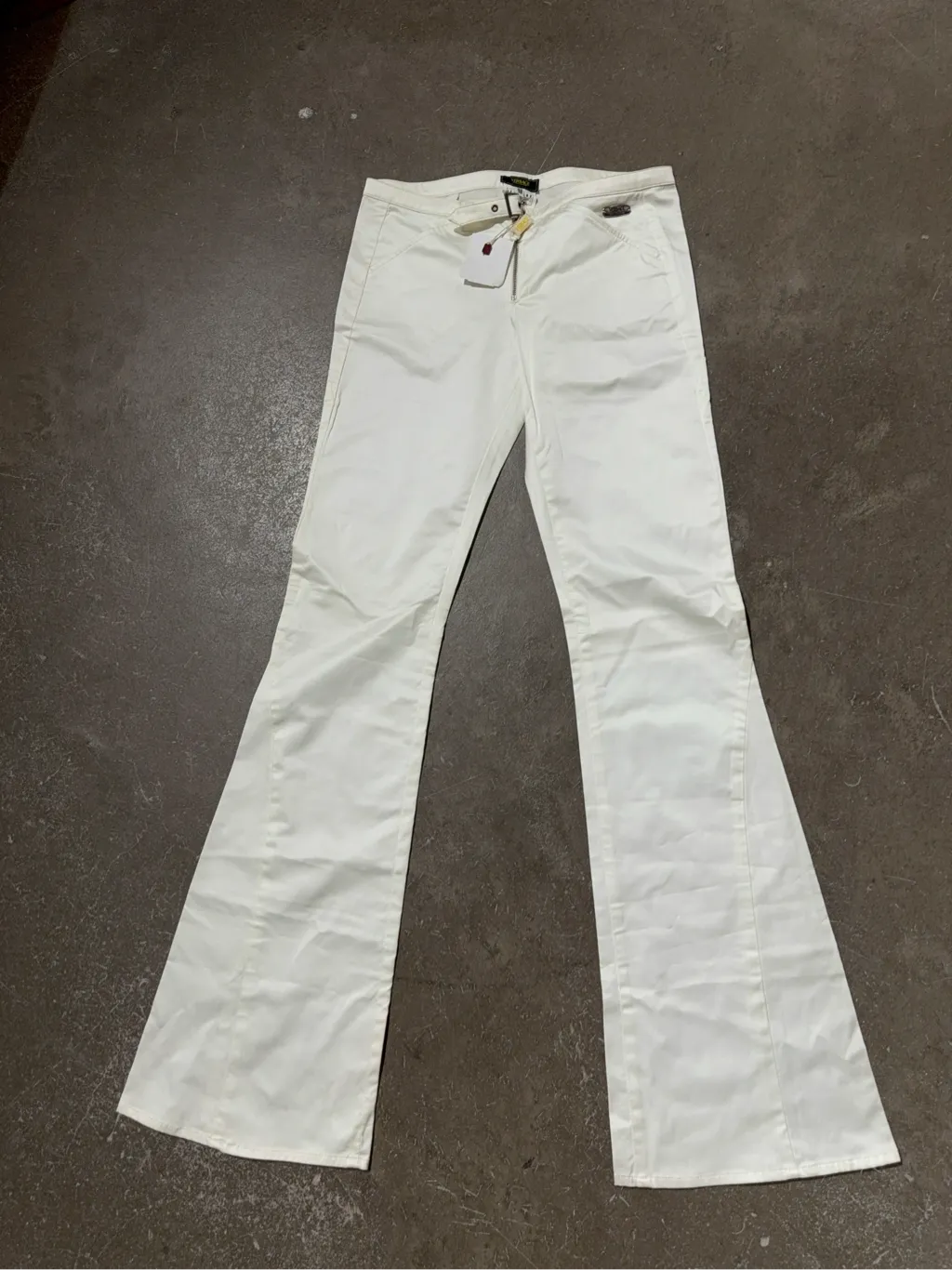 Pantalon évasé blanc Versace Jeans Couture neuf avec étiquettes. 2