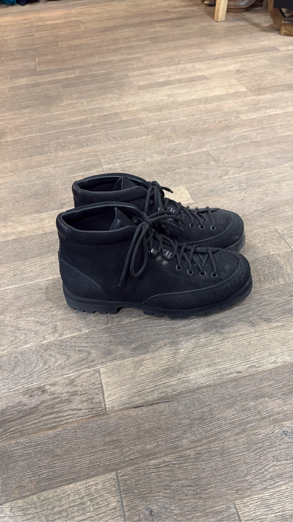 Bottines à lacets noires en daim de la marque Paraboot Modele Yosemite, Semelle Crantée Jannu