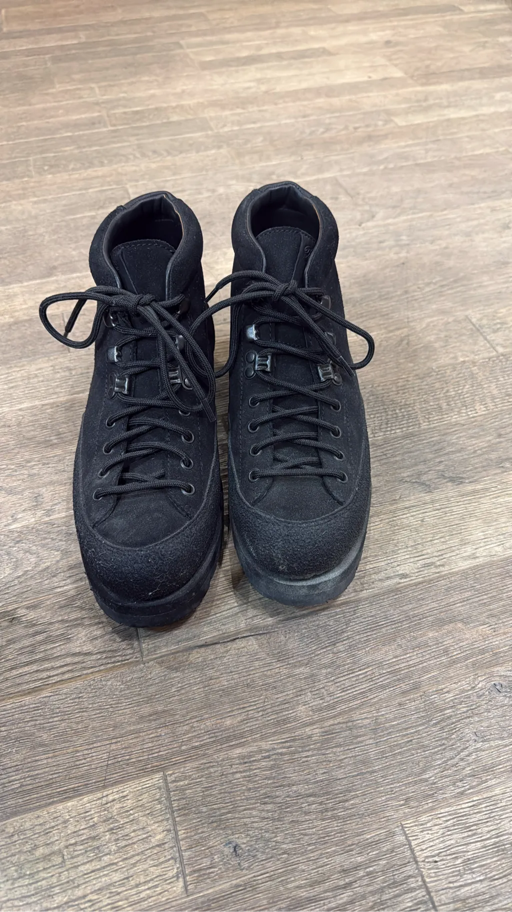 Bottines à lacets noires en daim de la marque Paraboot Modele Yosemite, Semelle Crantée Jannu 2