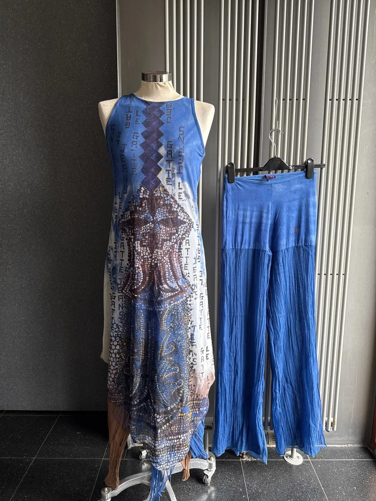 Beautiful drape
Chiffon
Can be worn with or without the trousers
Trousers included (mended at the crotch, invisible)