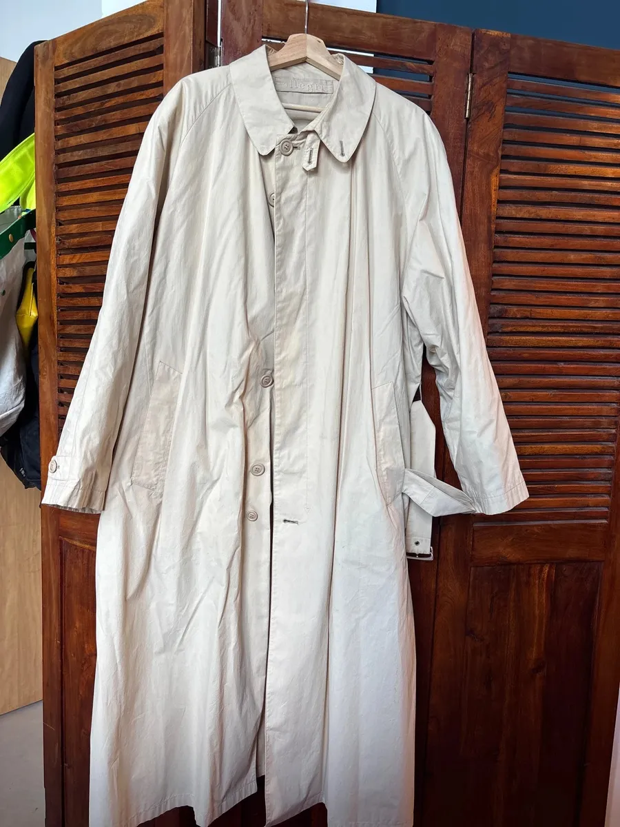 Allegri Sportswear
Made in Italy 🇮🇹
Size 52
Beautiful Trenchcoat 70s/80s
Great used condition