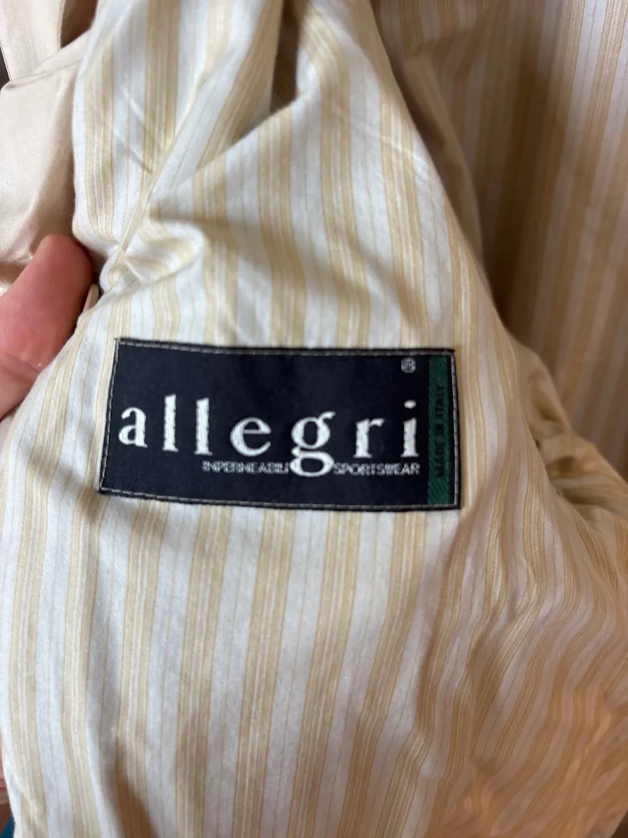 Allegri Sportswear

Made in Italy 🇮🇹 

Size 52

Beautiful Trenchcoat 70s/80s 

Great used condition 8