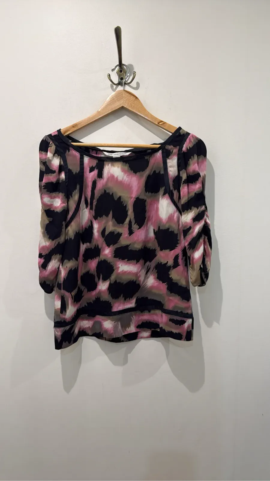 Diane von Furstenberg multicoloured blouse with animal print, in a silk blend with 3/4 sleeves.