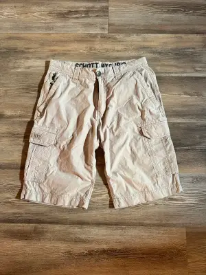 Shorts cargo Schott - Pantalone corto estivo Schott cargo color grigio taglia 31, indossato poche volte, taglio lungo sotto al ginocchio.
Condizioni: 9/10. Description originale en italien.