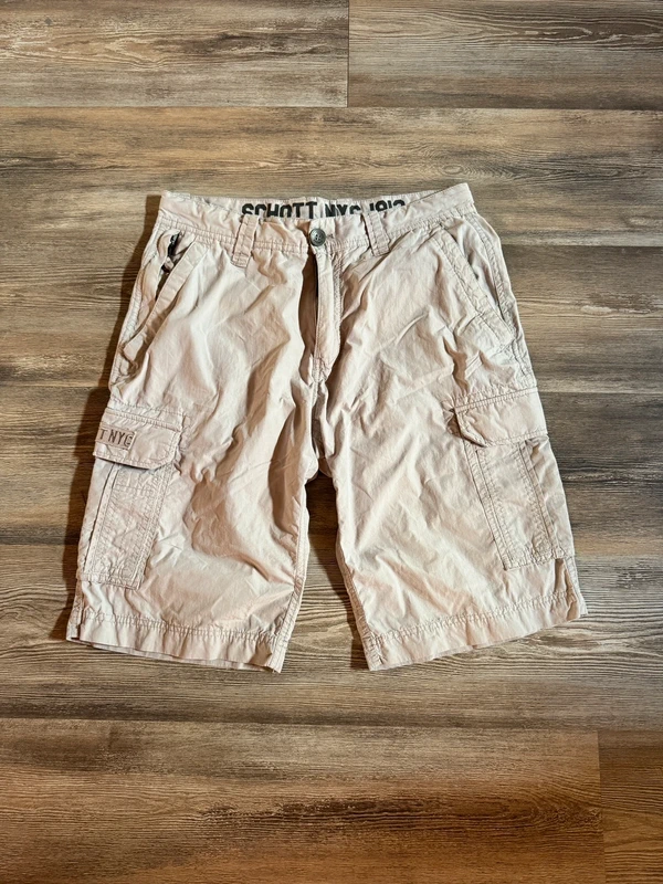 Shorts cargo Schott - Pantalone corto estivo Schott cargo color grigio taglia 31, indossato poche volte, taglio lungo sotto al ginocchio.
Condizioni: 9/10. Description originale en italien.