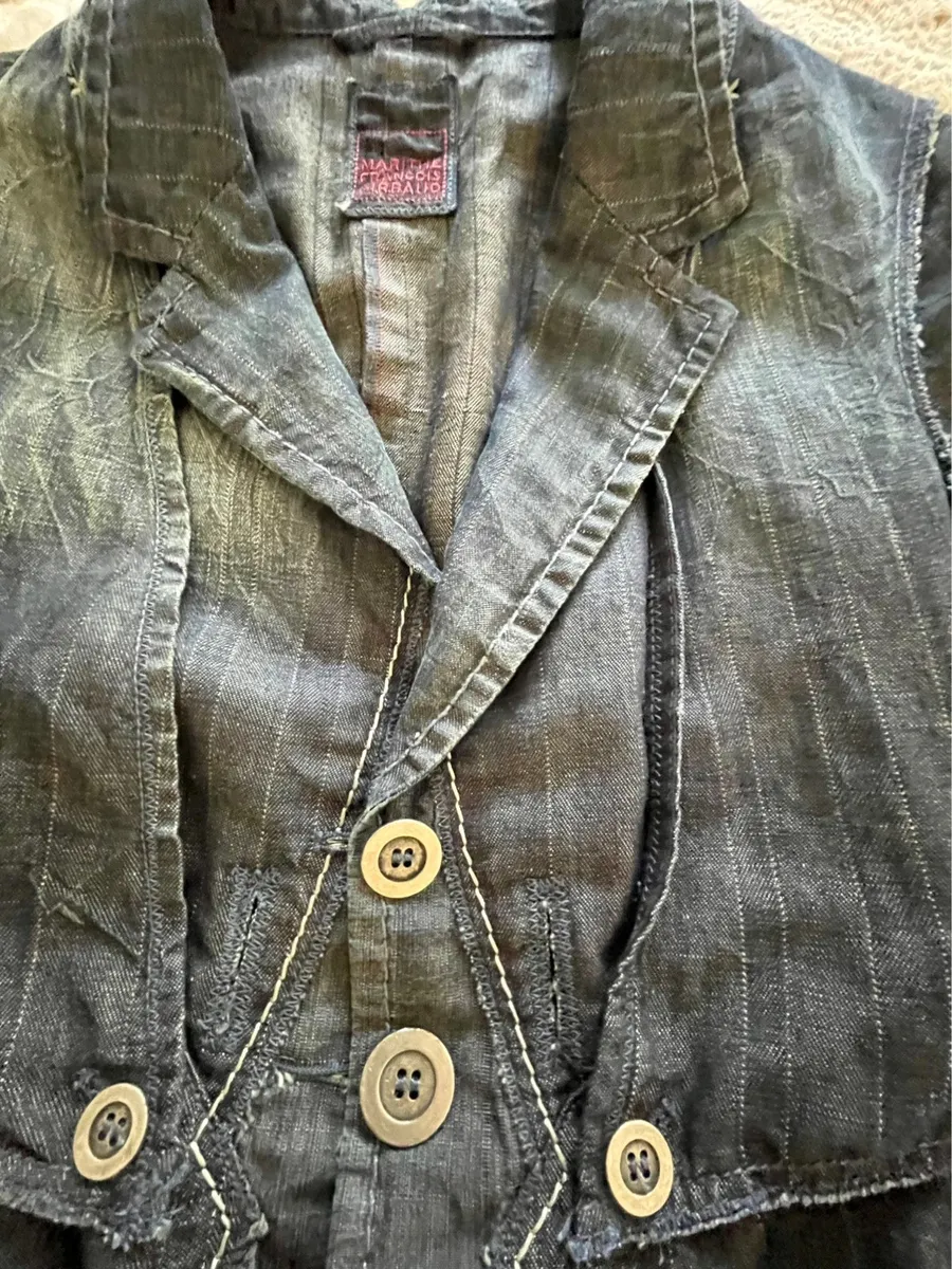 Magnificent denim jacket with belt by Marithe Francois Girbaud Worn-effect denim and subtle pinstripesSuperb detailed finishSize D 36/38 7