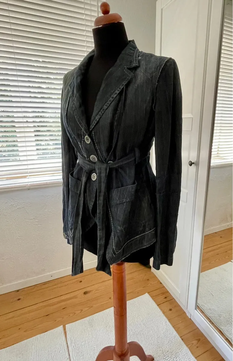 Magnificent denim jacket with belt by Marithe Francois Girbaud Worn-effect denim and subtle pinstripesSuperb detailed finishSize D 36/38 2