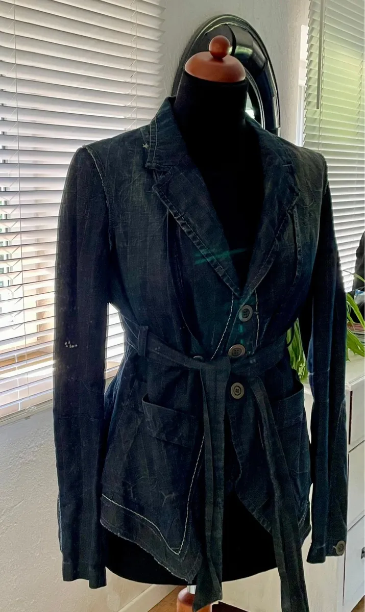 Magnificent denim jacket with belt by Marithe Francois Girbaud Worn-effect denim and subtle pinstripesSuperb detailed finishSize D 36/38 4