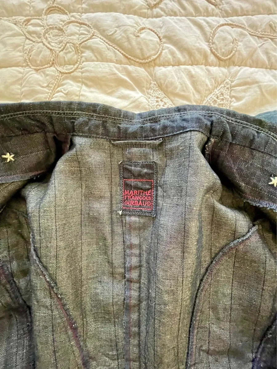 Magnificent denim jacket with belt by Marithe Francois Girbaud Worn-effect denim and subtle pinstripesSuperb detailed finishSize D 36/38 5