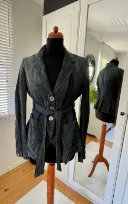 Magnifique veste en jean avec ceinture de Marithe Francois Girbaud

Denim effet usé et fines rayures discrètes
Superbe finition détaillée

T. D 36/38