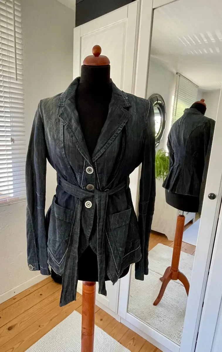 Magnificent denim jacket with belt by Marithe Francois Girbaud Worn-effect denim and subtle pinstripesSuperb detailed finishSize D 36/38