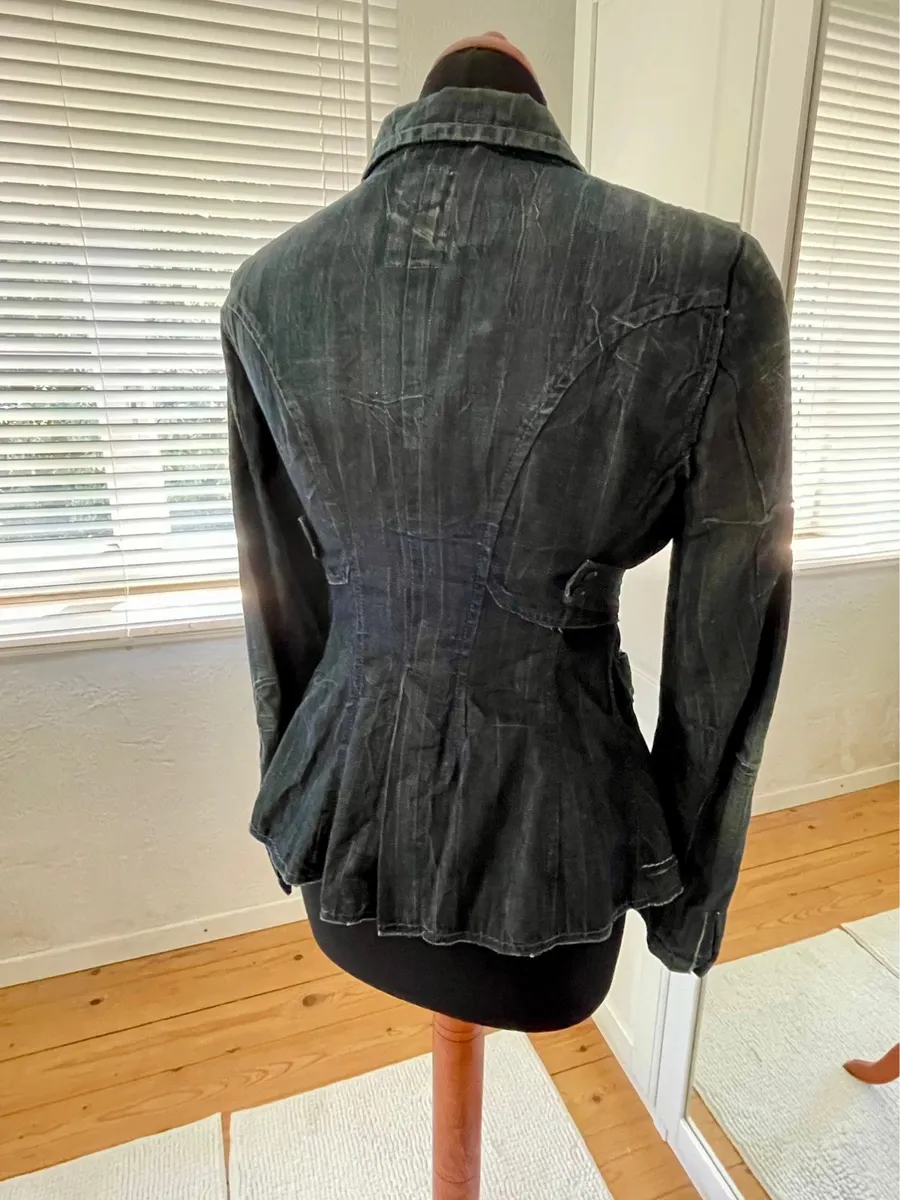 Magnificent denim jacket with belt by Marithe Francois Girbaud Worn-effect denim and subtle pinstripesSuperb detailed finishSize D 36/38 3